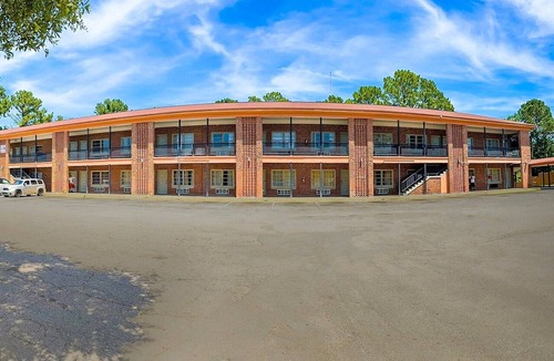 Albany Apartment | King Bed|Smoking|Albany GA