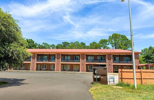 Albany Apartment | King Bed|Smoking|Albany GA