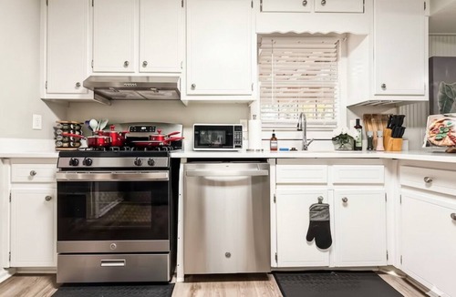 Tucker House | King Bed! Soaking tub! Fenced Yard w/Screen Patio