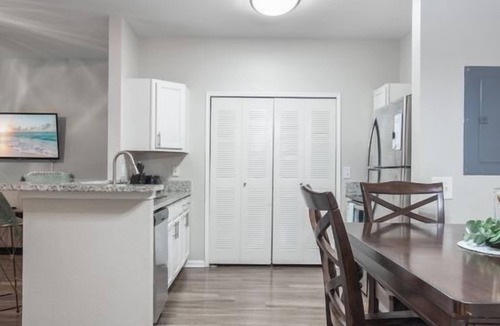 Ferry Pass Apartment | King Bed | Sofa Bed | Work Space | Near Hospitals, College, & Naval Base