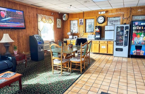 Milledgeville Apartment | King Bed with Kitchenette Non-Smoking