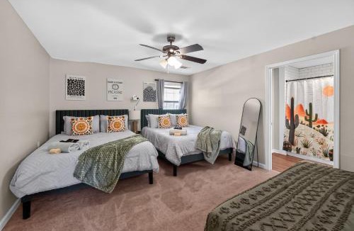 Watkinsville House | King Beds, Hot Tub, Massage Chair, Fire Pit, Big Yard