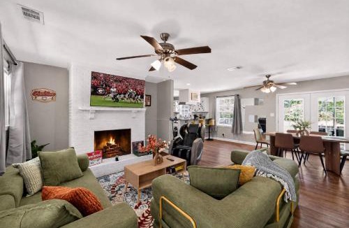 Watkinsville House | King Beds, Hot Tub, Massage Chair, Fire Pit, Big Yard