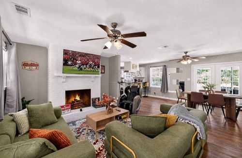 Watkinsville House | King Beds - Hot Tub, Massage Chair, Fire Pit, Big Yard, Swing Set
