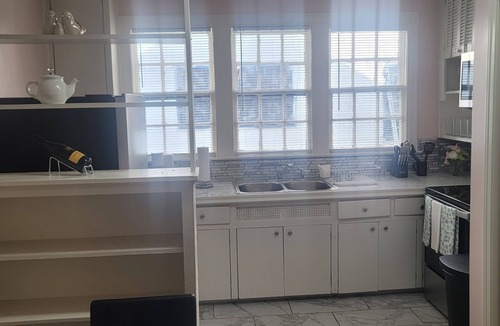 Montgomery Apartment | King Cloverdale Apt. w/Laundry/Smart TV/Wi-Fi