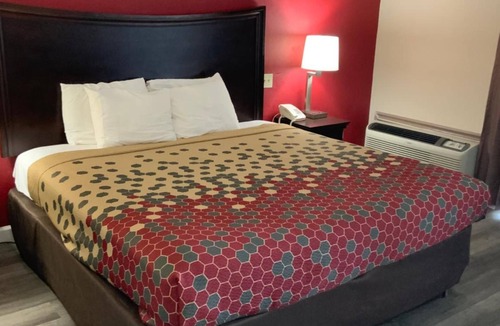 Perry Hotel | King Room near Houston Lakes Cinemas | Free Breakfast, Parking & Indoor Pool