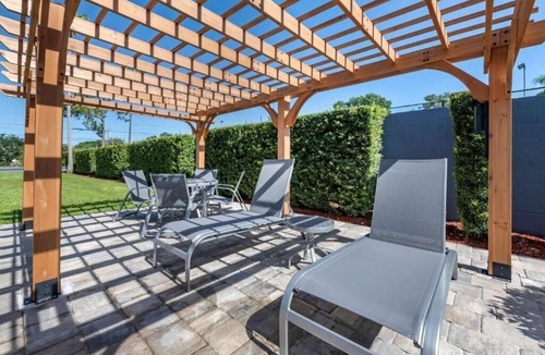 Orlando Apartment | King Room Near Service Now ORL