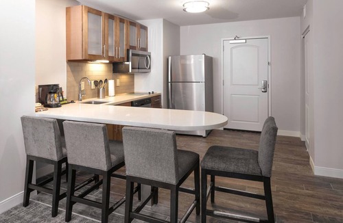 Montgomery Condo | King Suite. Free Breakfast. Outdoor Pool. Gym. Your Next Trip!