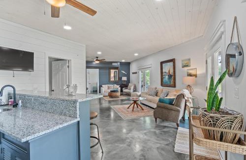 Stoney Point Landing House | L & L Lodge - Six Bedrooms! Popular House And Location!