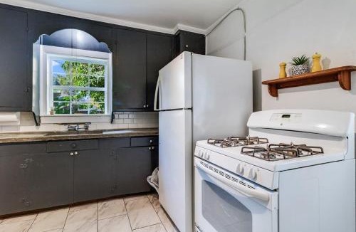 Freetown - Port Rico Apartment | Lafayette at Your Doorstep, Private RM