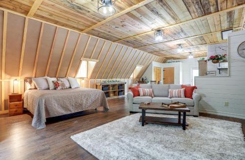 Cartersville Apartment | Lake Allatoona Area Studio w/2 Decks & Farm Views