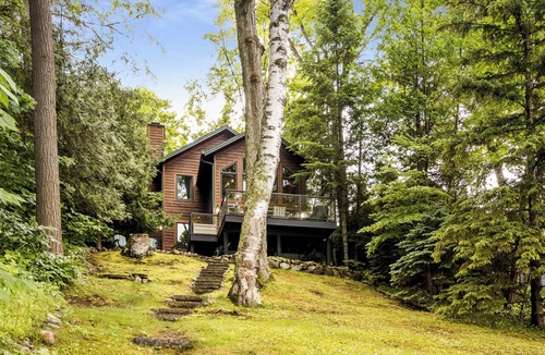 Charlevoix House | Lake Charlevoix Memories/Lakefront| Private Dock | close to Castle Farms
