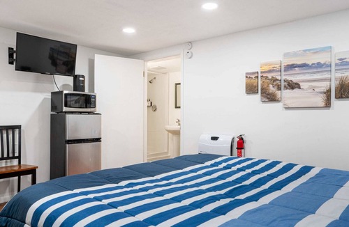 East Jordan Apartment | Lake Charlevoix Roadside Motel | Queen Suite