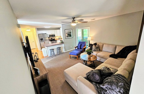 Six Mile House | Lake Keowee Lakefront Cove, Private Dock, Boat Parking, Kayaks & more