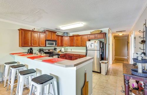 Alexander City Condo | Lake Martin Retreat w/Deck: 4 Mi to Wind Creek!