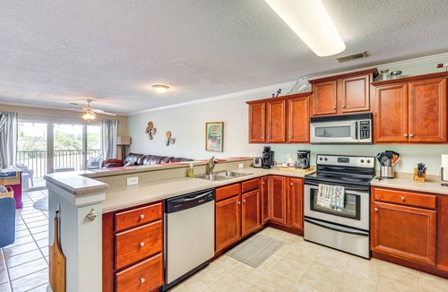 Alexander City Condo | Lake Martin Retreat w/Deck: 4 Mi to Wind Creek!