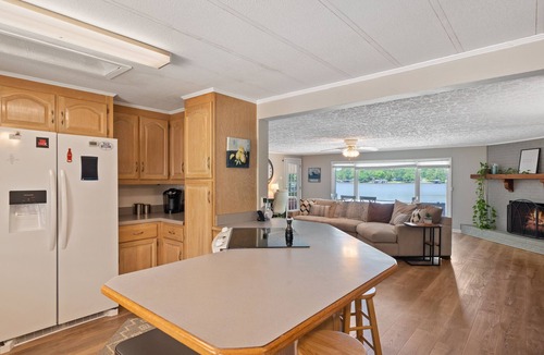Hardwick House | Lake Sinclair Happy Place -NEWLY LISTED! Pool + Jacuzzi, Kayaks, Firepit + more!