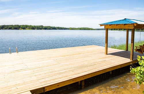 Northport House | Lake T Retreat (5BR, Putting Green, & Pool!)