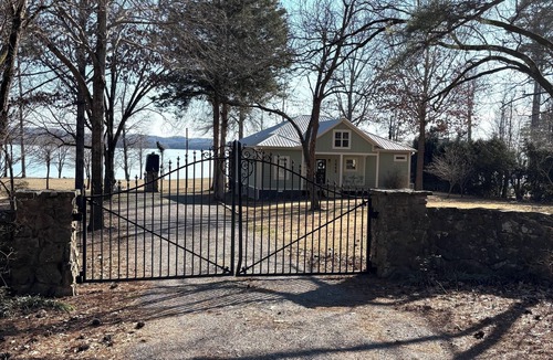 Groveoak Cottage | Lake Therapy Cottage with 3bds/2baths with exceptional Lake Front Views.