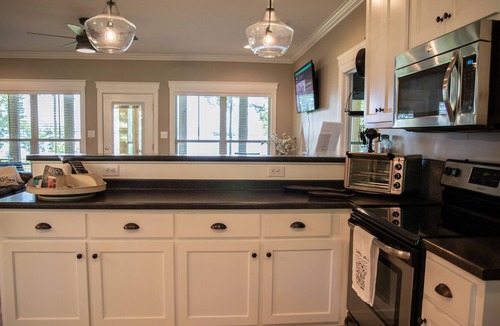Groveoak Cottage | Lake Therapy Cottage On the Water. WIFI