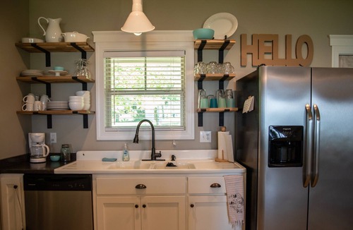Groveoak Cottage | Lake Therapy Cottage On the Water. WIFI