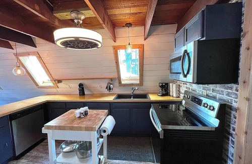 Hoyt House | LakeFireCabin secluded beach,arcade,kayak rental