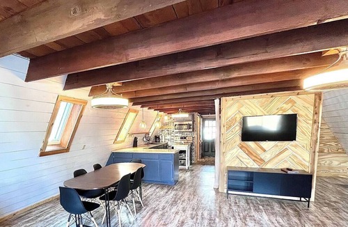 Hoyt House | LakeFireCabin secluded beach,arcade,kayak rental