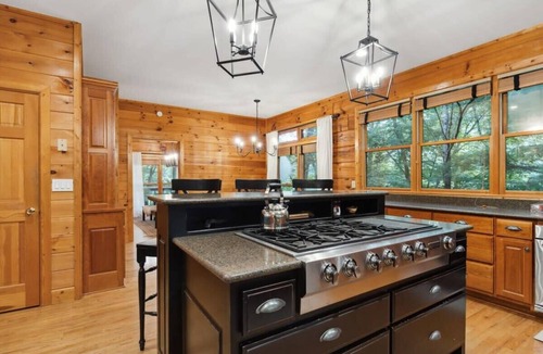 Cherry Log Cabin | Lakefront ~ 2 Decks~Movie Theater~HotTub~Games