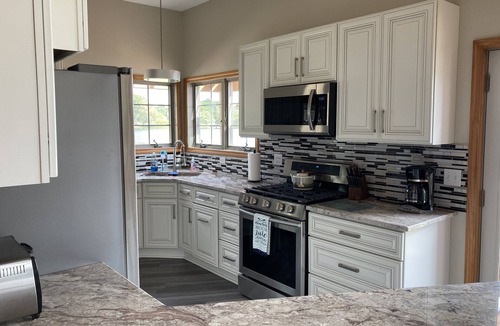 Brooklyn House | Lakefront 270 view, beach, hot tub, wineries! Fall is gorgeous here - BOOK NOW!