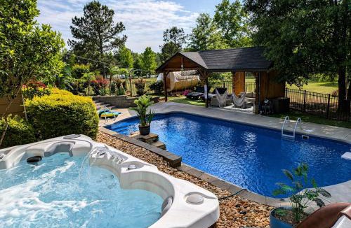 Upatoi House | Lakefront 6BR house with Pool, Game Room & Private Pier