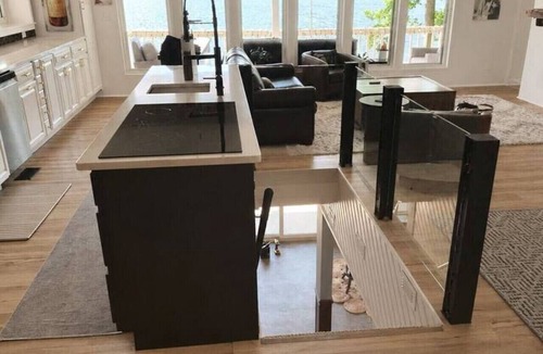 Lupton House | Lakefront 7BR | Sleeps 16 | Dock + 2 Kings
