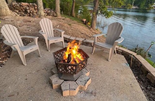Lupton House | Lakefront 7BR | Sleeps 16 | Dock + 2 Kings