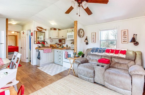 Fowlstown House | Lakefront Cabin in Brinson: ‘Behind the Moon’
