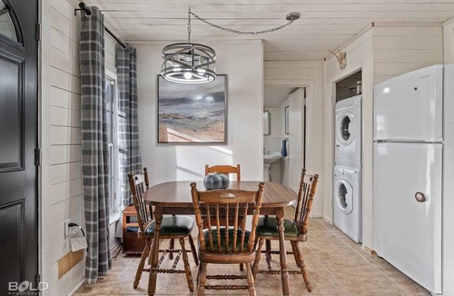 Uncertain Cabin | Lakefront cabin with sweeping views of Caddo Lake, kayaks and a canoe, plus a ping pong table for fun downtime.