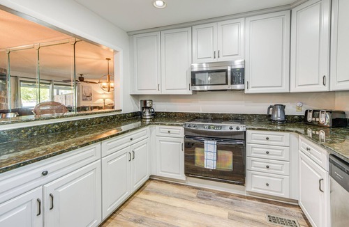 Dadeville Villa | Lakefront Dadeville Villa w/Deck & Private Dock!