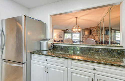 Dadeville Villa | Lakefront Dadeville Villa w/Deck & Private Dock!