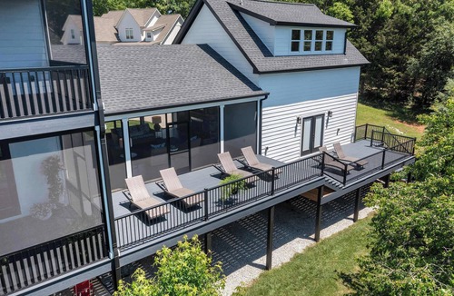 Winchester House | Lakefront Farmhouse | 14 Guests | Tims Ford Lake