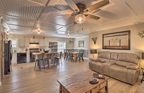 Greers Ferry House | Lakefront Greers Ferry Cabin w/Covered Boat Slip!