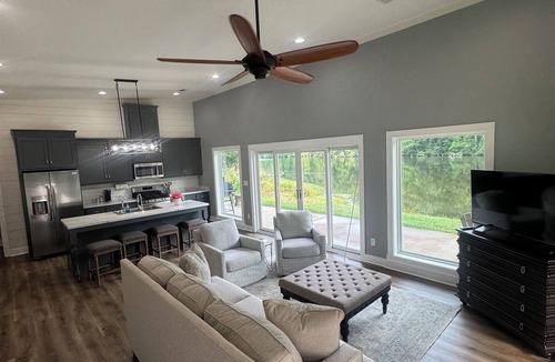 Duncanville Cottage | Lakefront Hidden Gem