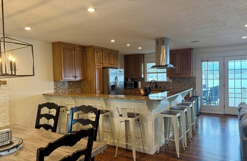Eatonton House | Lakefront home - Walk to restaurants - Deep water - LOCATION!