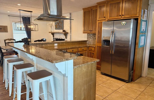 Eatonton House | Lakefront home - Walk to restaurants - Deep water - LOCATION!