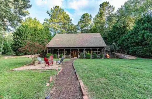 Eatonton House | Lakefront Oconee Cottage with Hot Tub and Boat
