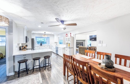 Eatonton House | Lakefront retreat with private dock & bunk room – perfect for families