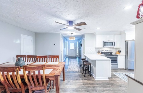 Eatonton House | Lakefront retreat with private dock & bunk room – perfect for families