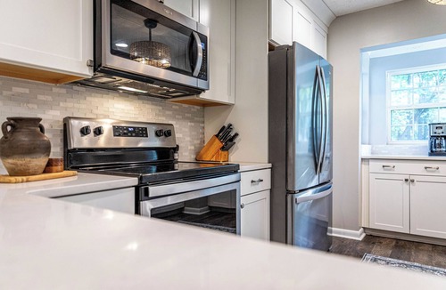Eatonton House | Lakefront retreat with private dock & bunk room – perfect for families