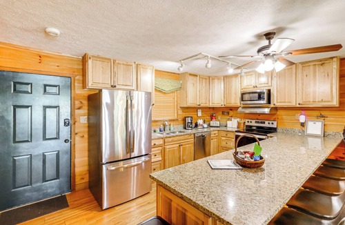 Milledgeville Cottage | Lakefront Sparta Cottage w/Decks & Boat Dock