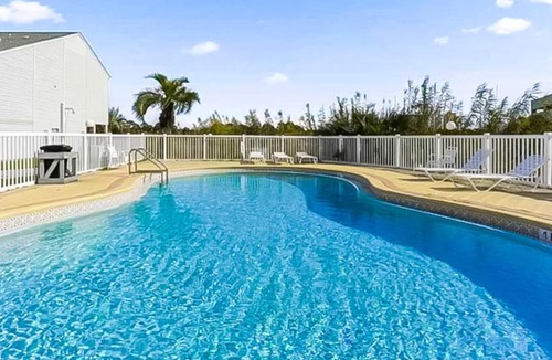 El Centro Beach House | Lakefront townhome near great attractions with beach access pool & amazing view