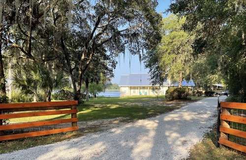 Edgar House | Lakefront water-sports fishing kayaks sleeps 7+