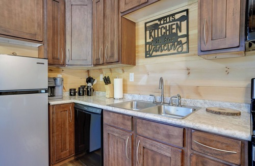 Trenton Cottage | Lakeside Cabin w/Kayaks: Near Cloudland Canyon!