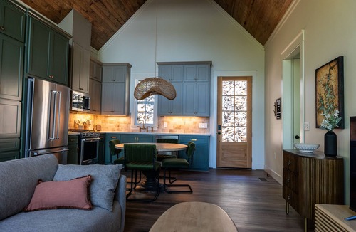 Jacksons' Gap House | Lakeside Cottage in the Treetops - 2 bedrooms with amazing view